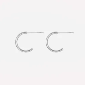 HUGGIE HOOP EARRINGS IN SILVER