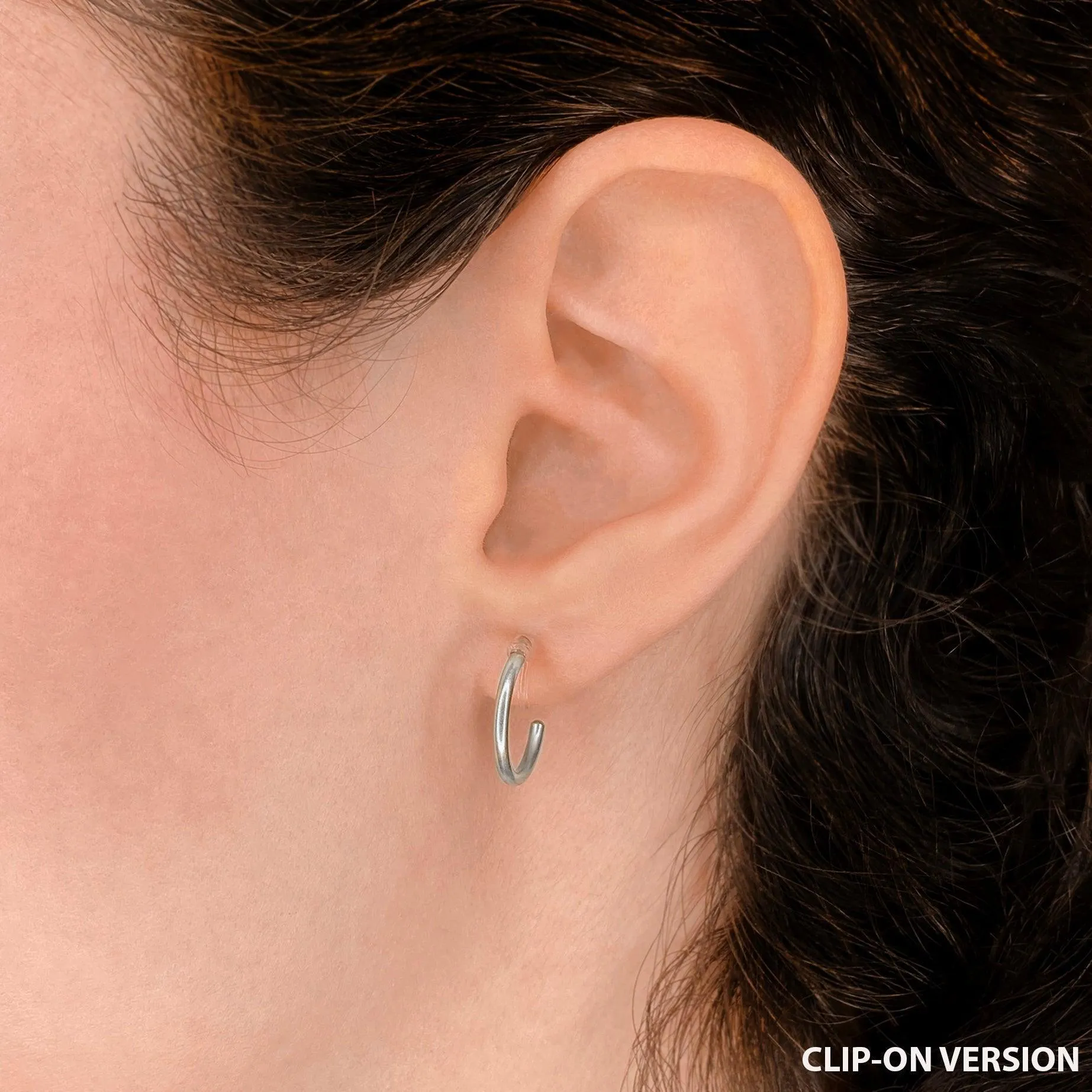 HUGGIE HOOP EARRINGS IN SILVER