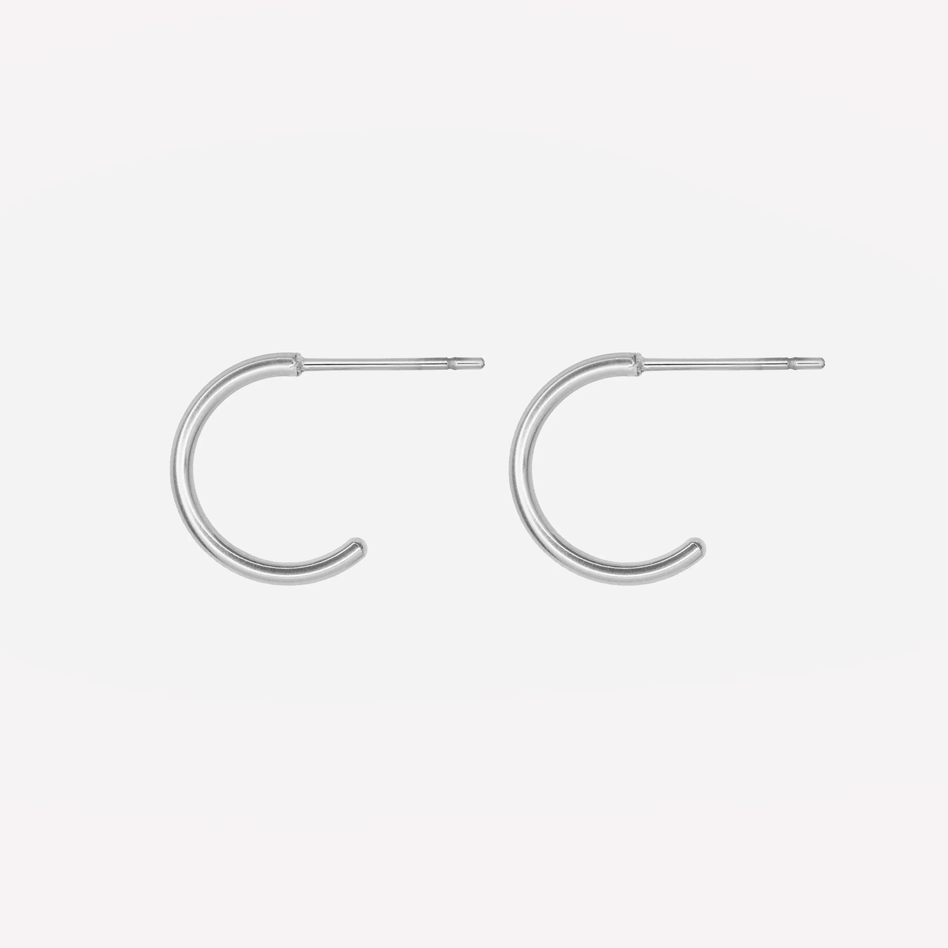 HUGGIE HOOP EARRINGS IN SILVER